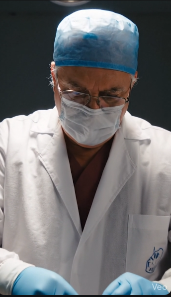 Dr. Jorge Fornaciari em cirurgia